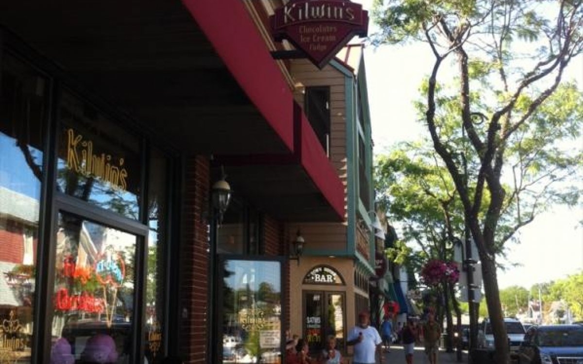 Techpole designed the point of sale mount of Kilwins store at Charveloix