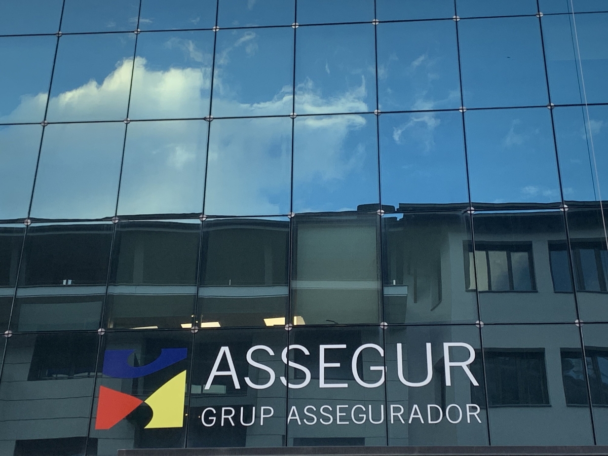 Universal tablet holder on a desktop mount for electronic signature capture for Assegur from Andorra