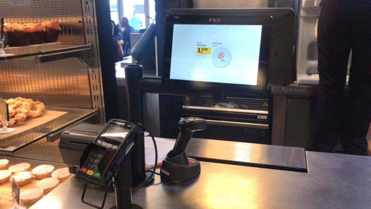 Techpole installs a mount for the point of sale terminals at the Ikea in Palma de Mallorca