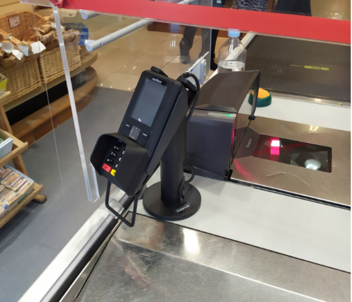 Supermercados Froiz utiliza nuestro soporte para datáfono y cajon portamonedas de abertura vertical