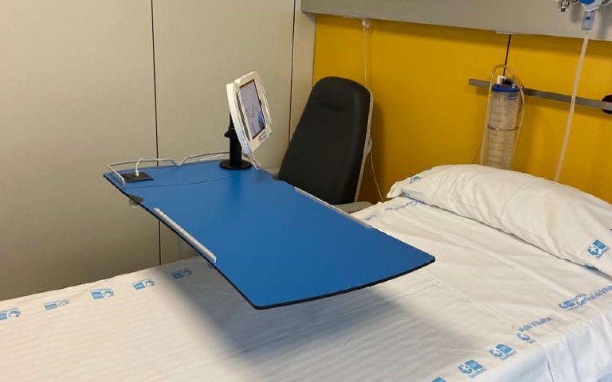 Hemos diseñado un soporte tablet para la mesa de cama de los hospitales